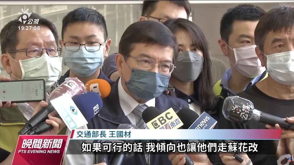 交通部長王國材在媒體聯訪中也提到，「如果白牌機車通行評估可行的話，他個人傾向讓白牌機車騎士走蘇花改」。 圖取自公視