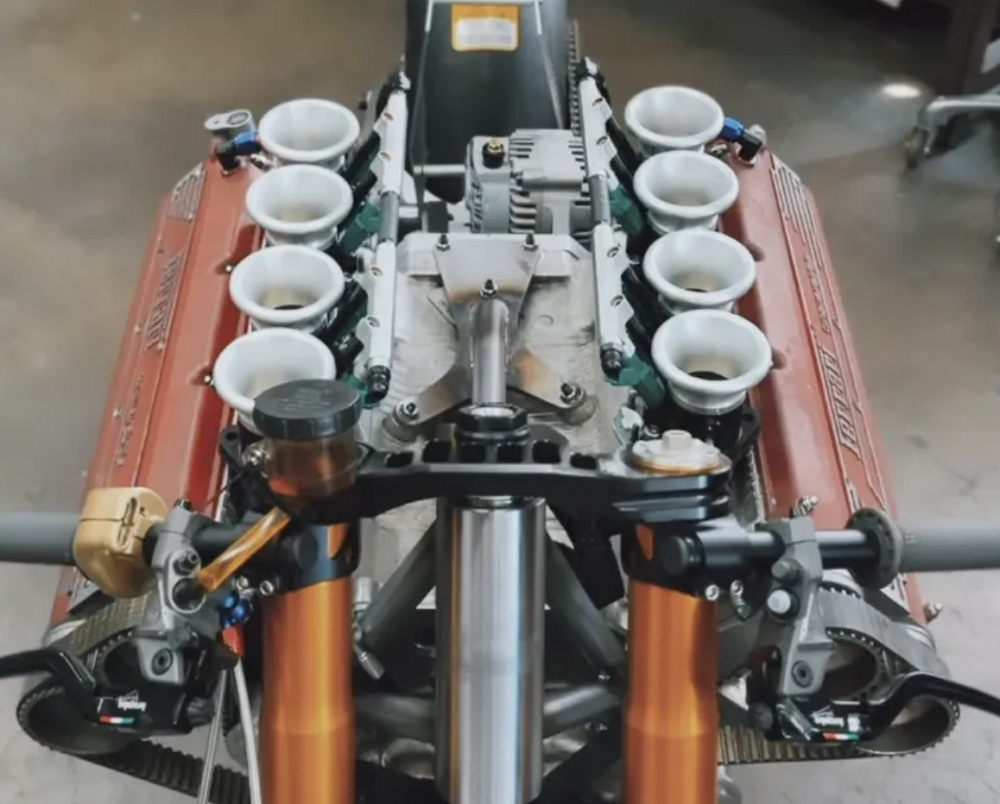 知名機車改裝技師Maxwell Hazen最近在社群上發布了一部採用Ferrari F355的手工車打造影片