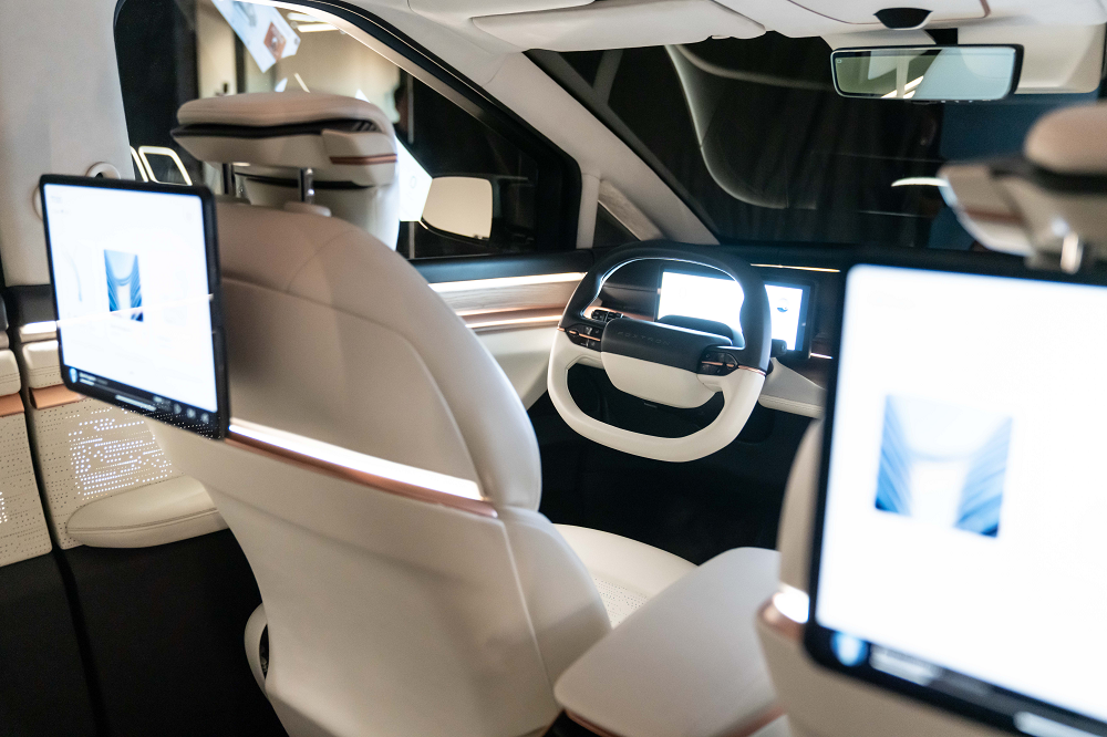 駕駛、副駕駛座位後方各配有一塊螢幕