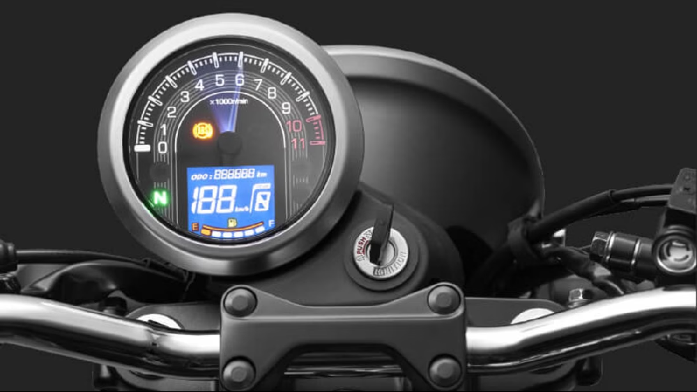 為了配合復古街車的外觀，採用了圓錶搭配指針與一塊LCD螢幕，其中還包含了檔位顯示等資訊顯示