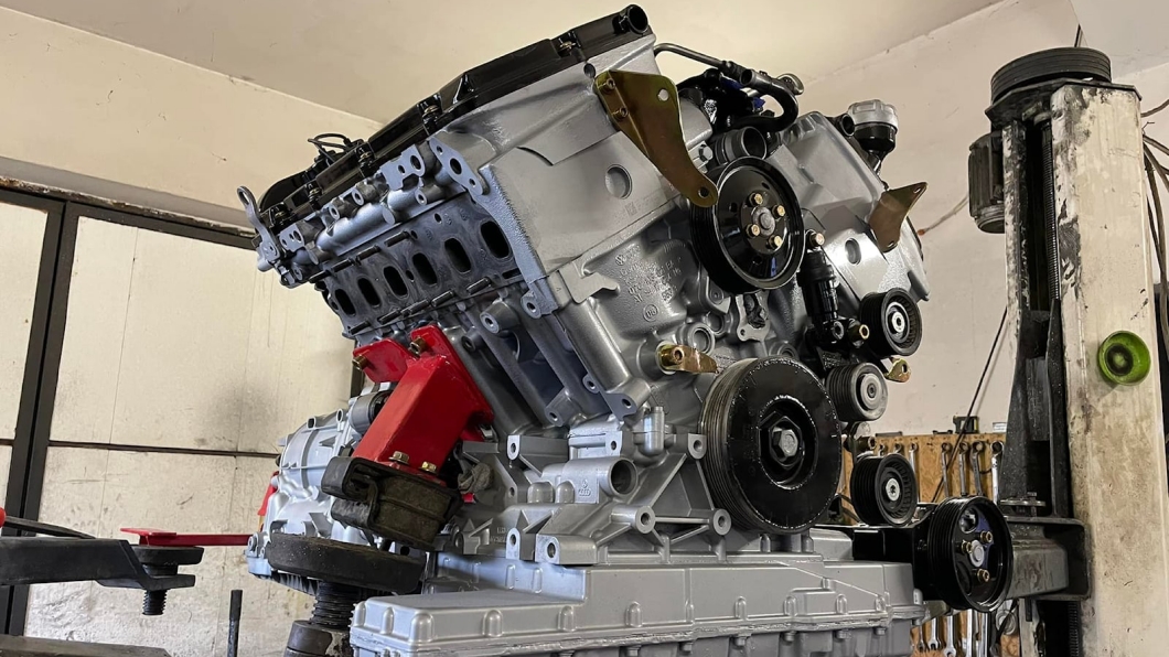 雖然W12引擎的長度並不長,但整體的體積依舊非常可觀,要塞進狹小引擎室當中相當困難。