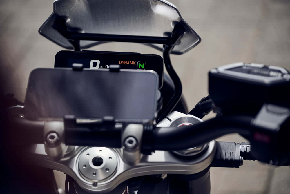 標準版車型的儀表只有單環式設計,官方提供了雙環及數位儀表可以選配