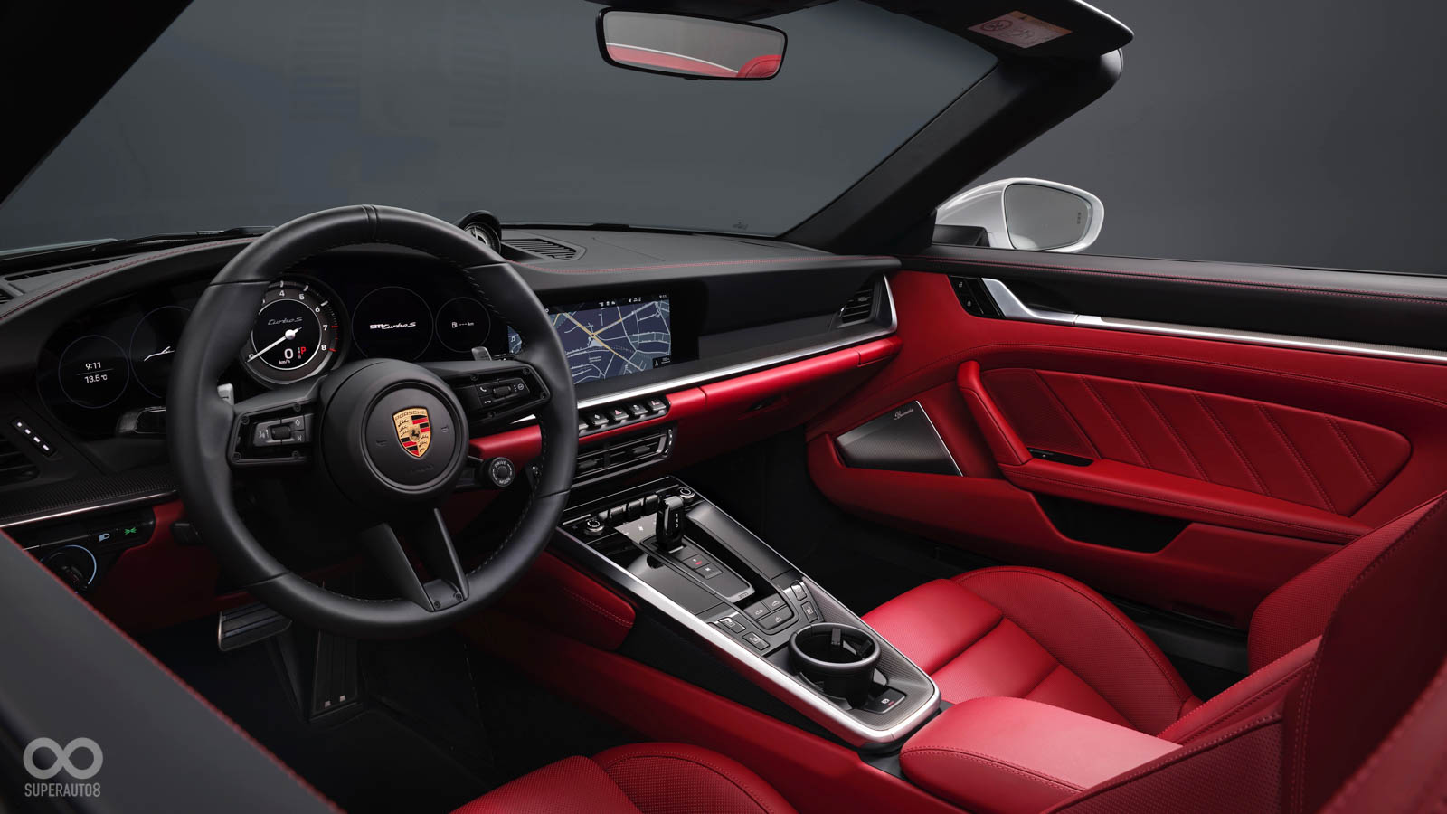 搶眼的紅色座椅搭配上皮革件以及碳纖維材質,中央則是有10.9吋的中控螢幕