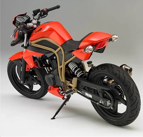 47 MOTO Mosquito 保留了SYM T2 的引擎、前後懸吊，輪框，以及儀錶燈具，油箱和坐墊則是自家設計