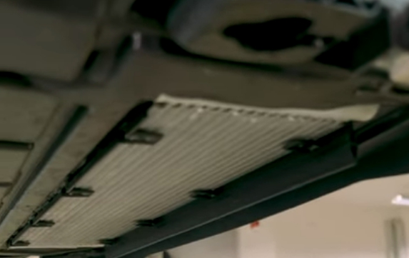 距離地面最低的機油油冷排底部有檔板,並可以在下方增加一個負壓區域。