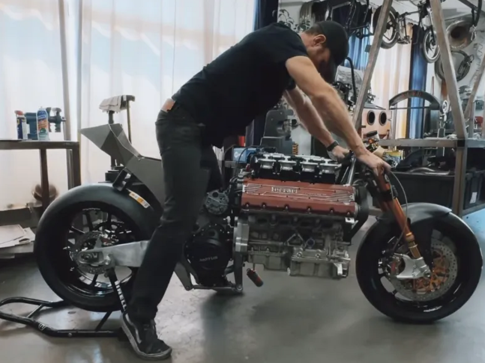 考量到前方的引擎尺寸，整輛車目前的騎姿較為戰鬥，或許他將以仿賽的樣貌問世