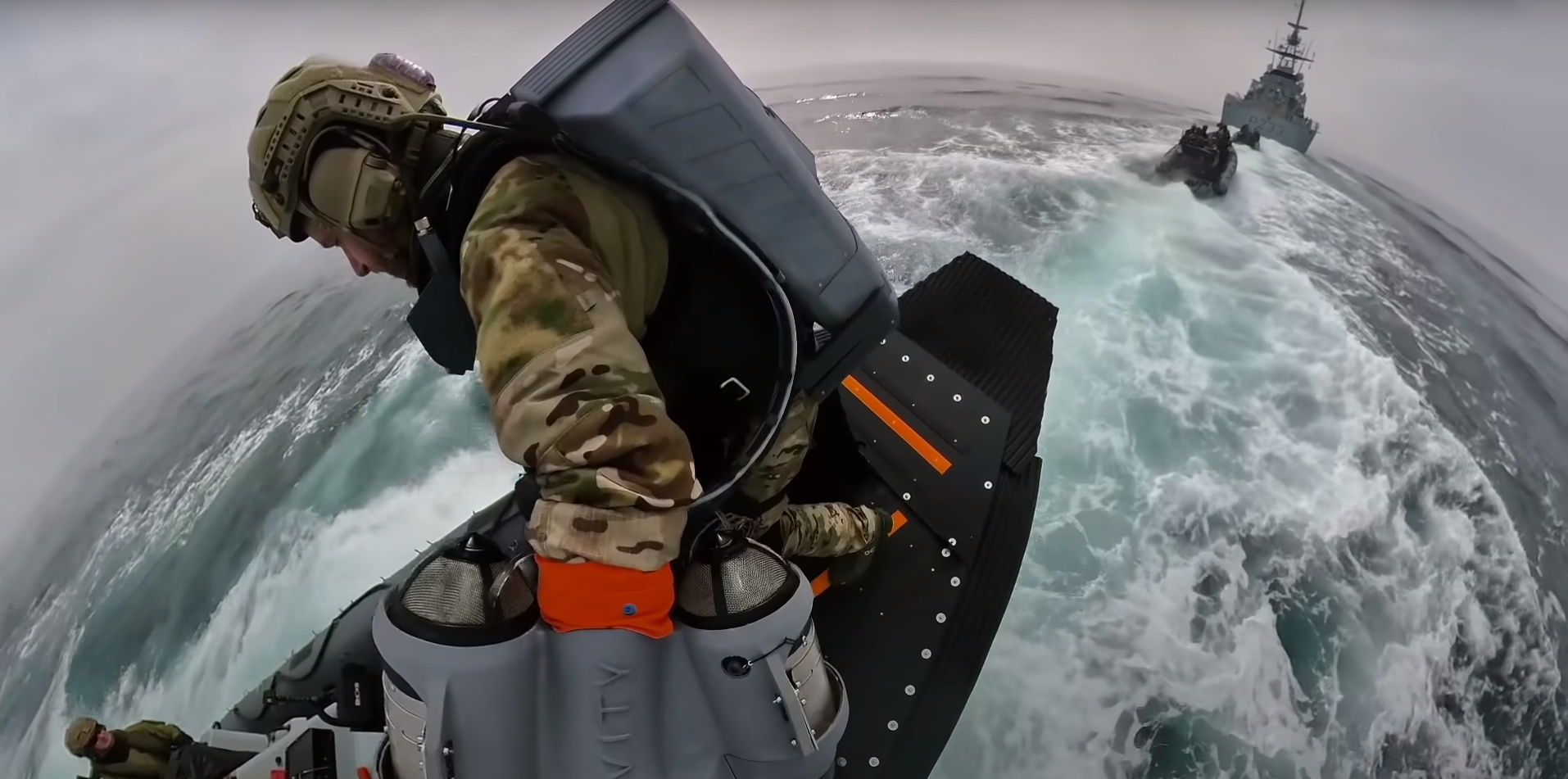 這套飛行服能在橡皮艇上起飛,真的令人印象深刻