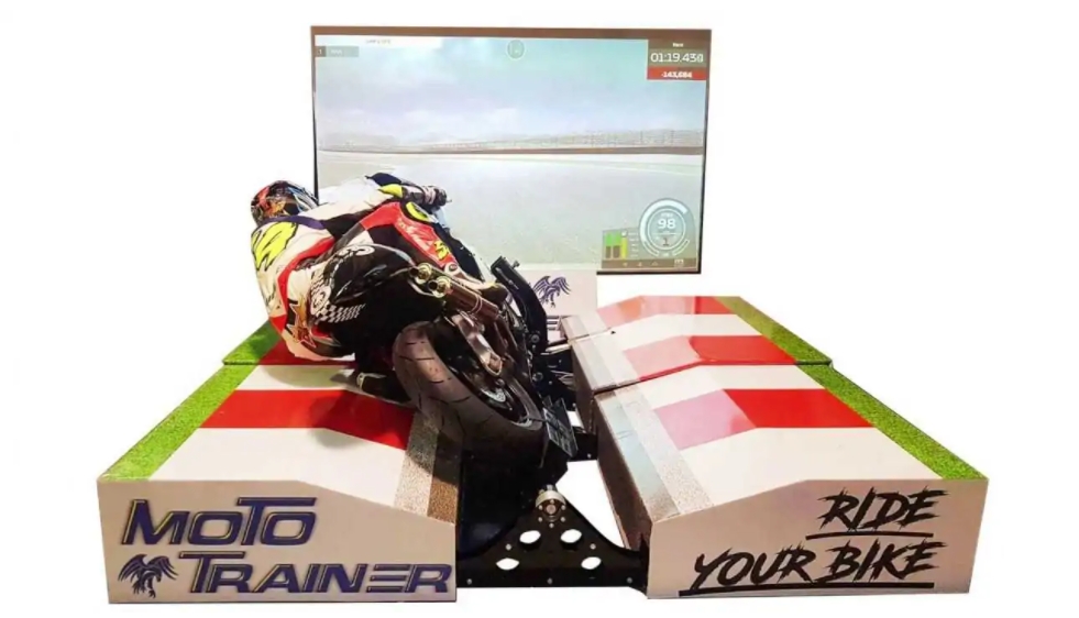 在家裡就能享受騎車壓彎的快感,既安全又省錢