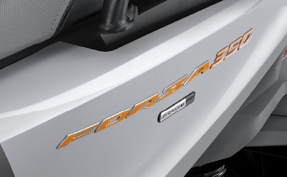 整體配色以灰橘呈現,車輛兩側的銘牌也採用橘色字樣