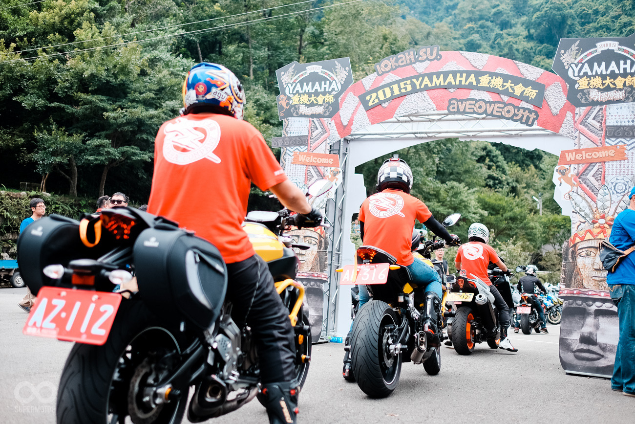 活動開始，抵達的車友們陸續排隊穿過豐年祭的大門