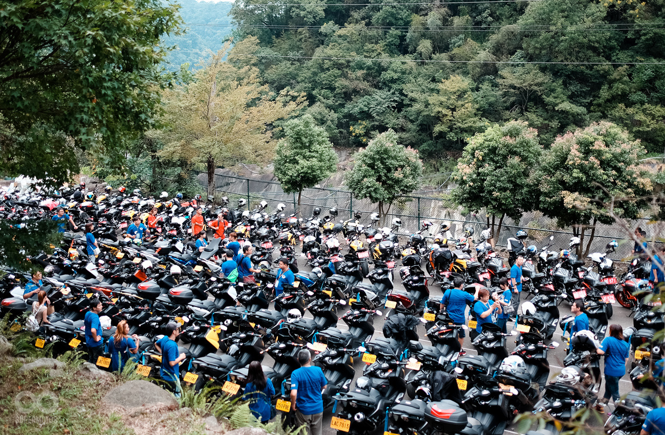 一整片YAMAHA車海 塞入騰龍溫泉山莊停車場,畫面非常壯觀