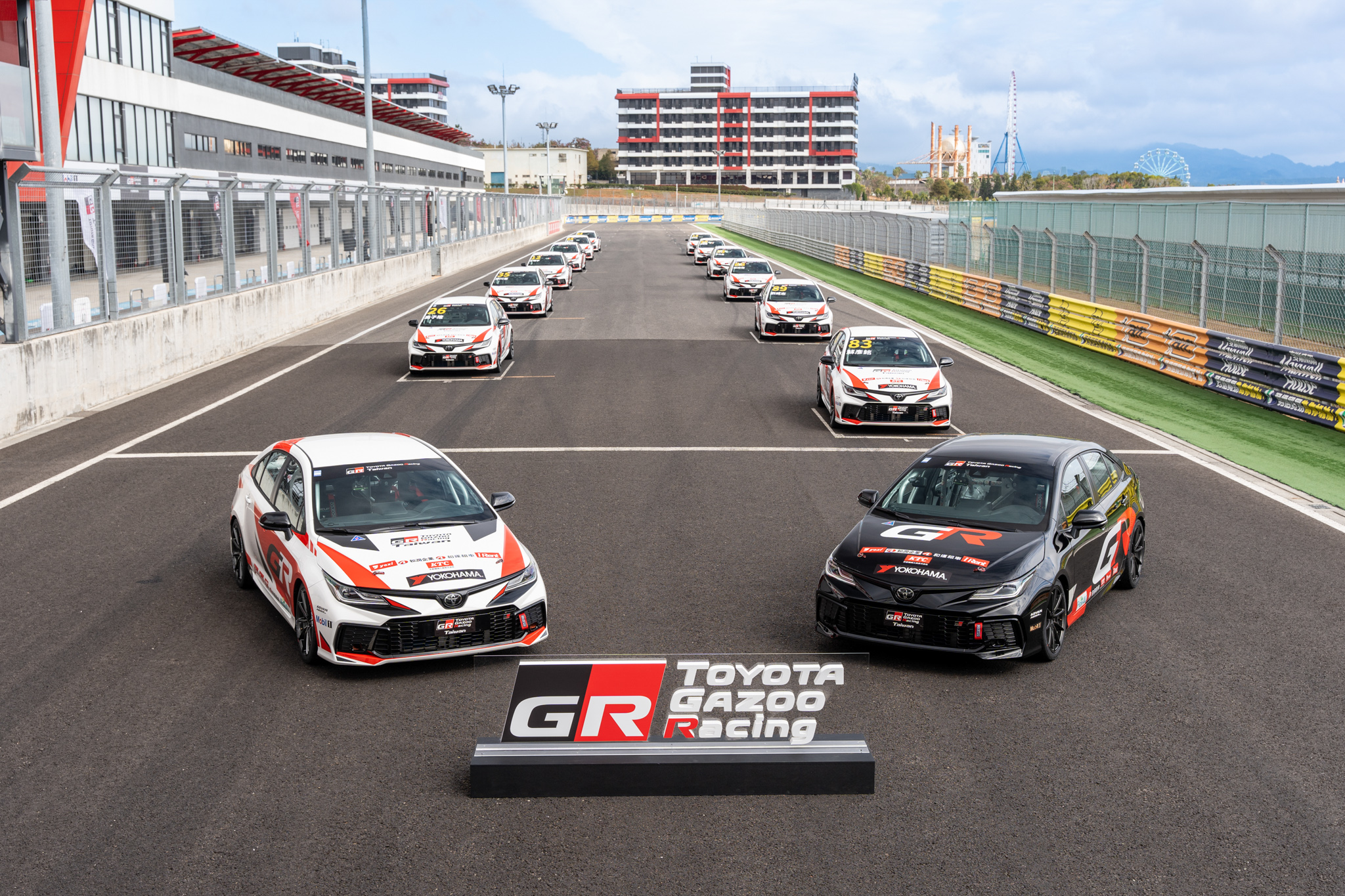 Corolla Cup統規賽車採用FIA認證Sparco賽車椅及六點式安全帶， 與Corolla Altis GR SPORT採相同動力系統並進行冷卻強化、懸吊及煞車系統進行優化。