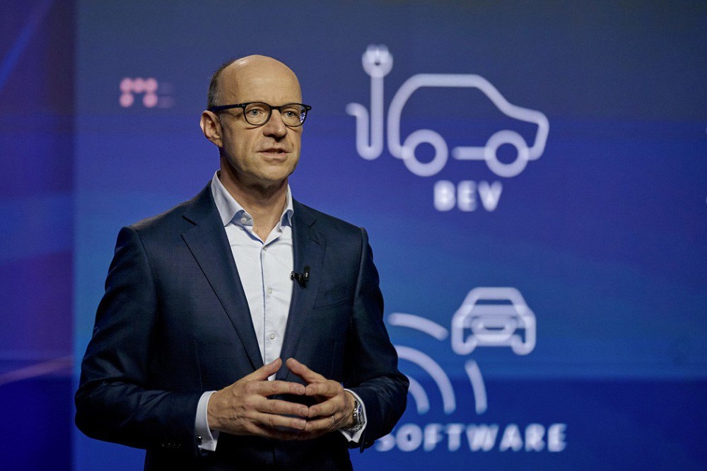 Volkswagen財務長Arno Antlitz表示，這樣的政策會讓電池的原物料價格高出不少，各家車廠勢必要解決電池的供應量是否充足的問題