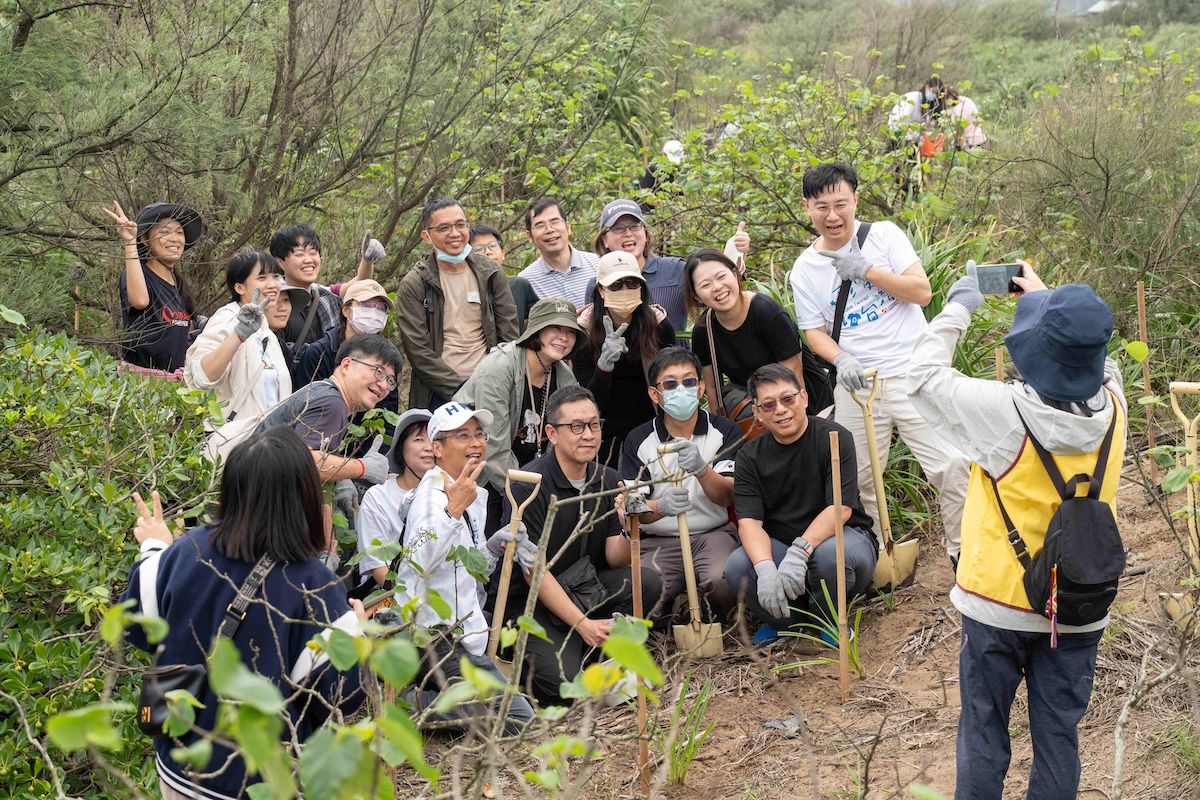 志工熱情參與植樹,以實際行動守護海岸線