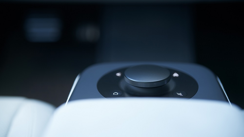 中央扶手的旋鈕可以控制車載系統的介面