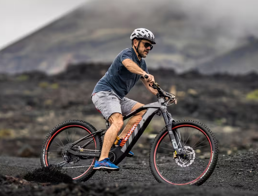 250W馬達擁有90Nm扭力和25KM/H輔助動力，續航里程高達100公里