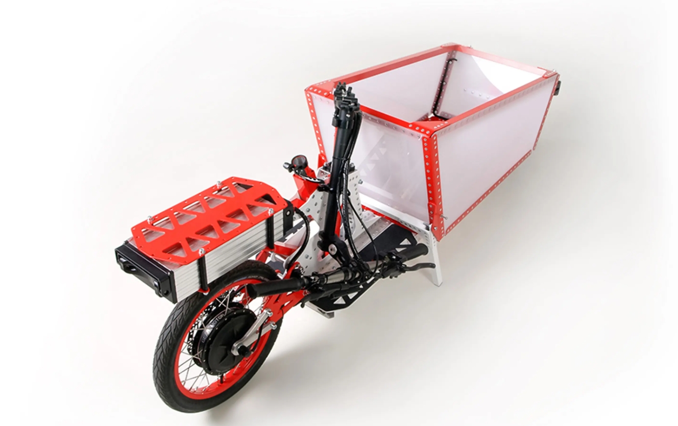 拆卸式電池放置在車尾