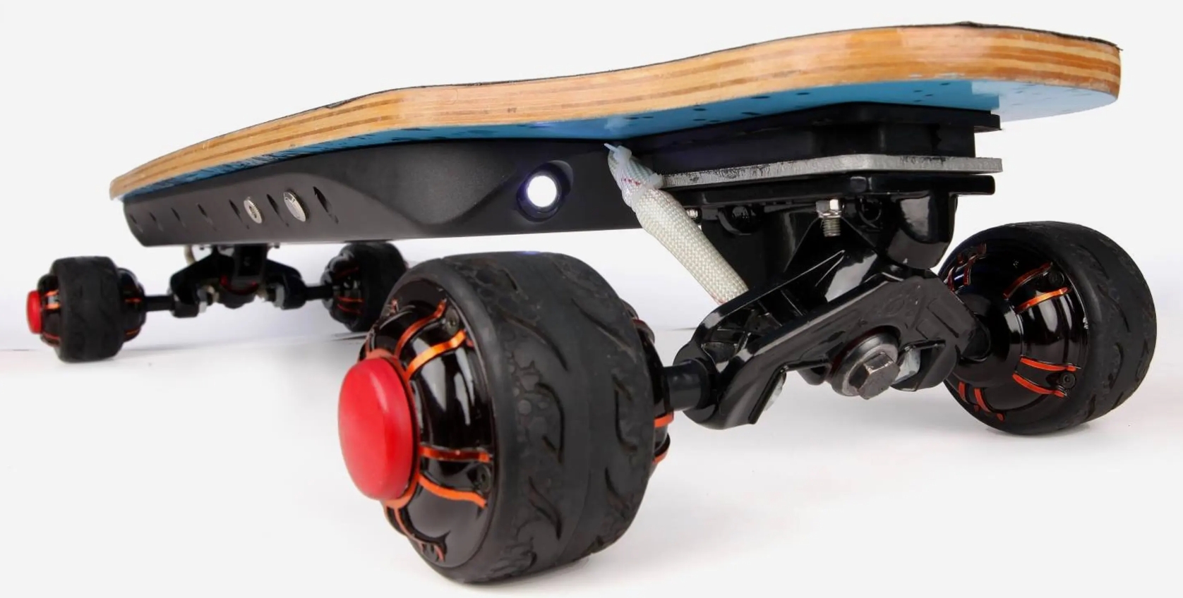 JCR Board底部安裝有感測裝置，可以偵測滑板上的重心變化來前進或轉彎