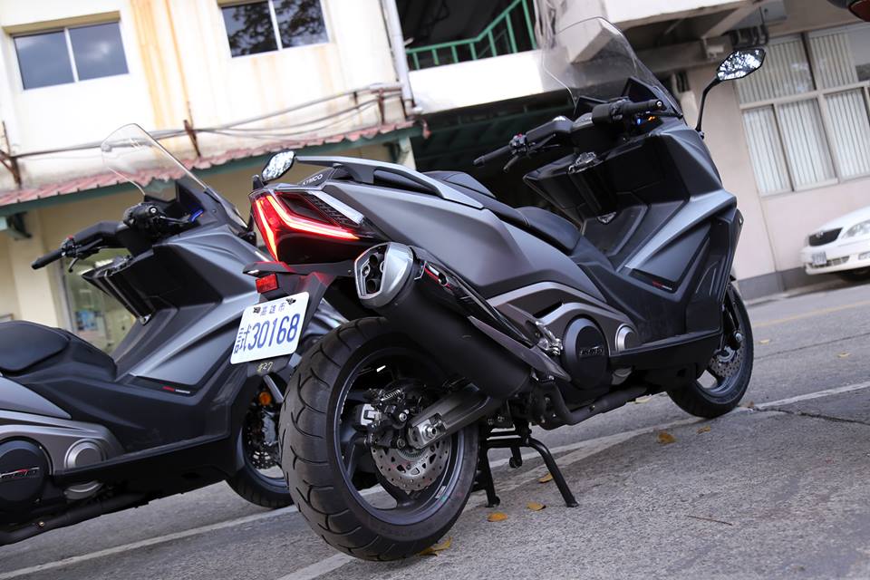 AK550的中柱出乎意料的好踩，226公斤踩起來卻比一般的黃牌大羊都輕