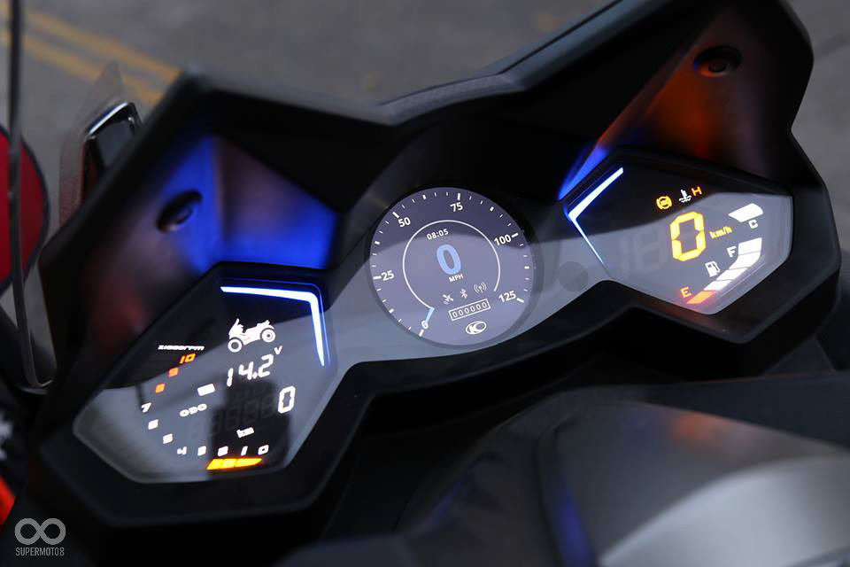 AK550的儀表資訊豐富,除了有方便的Noodoe車聯網系統還內建了胎壓顯示功能