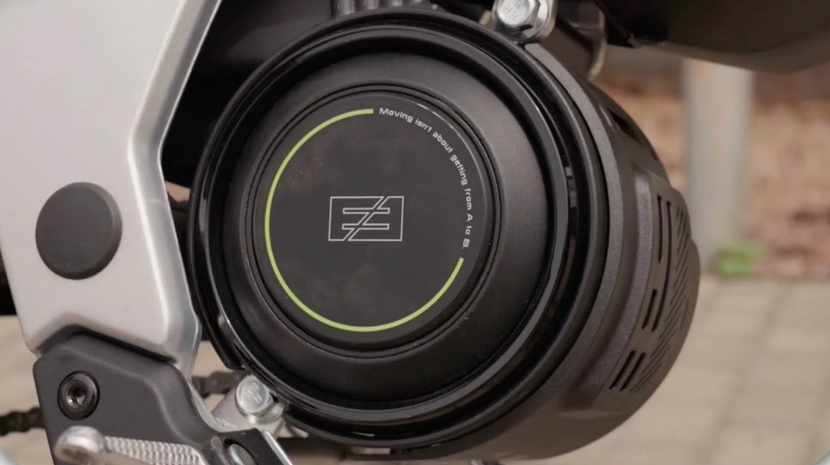 馬達有2.5匹馬力輸出，最高時速可達50公里，續航力為70公里