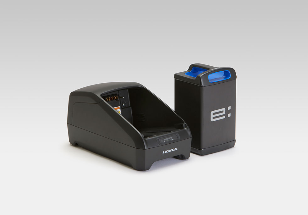 電池充滿電需要6小時,電池與充電器包含在以上價格中