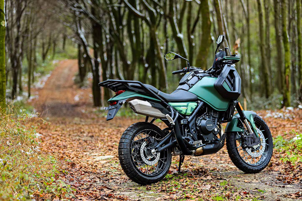 車款樣貌和2022年推出的概念車造型有些更動，排氣管和油箱兩側的防倒配件是最明顯的不同