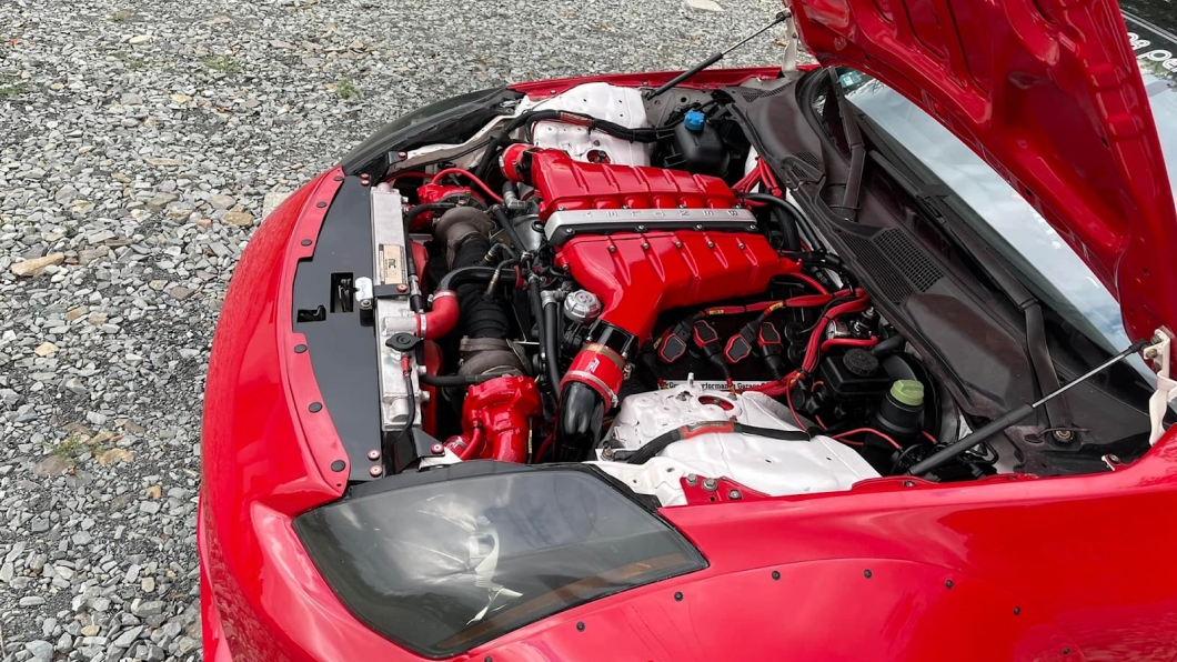 車輛原本的引擎室架構也有更動,才能讓引擎以及渦輪增壓系統順利進入。