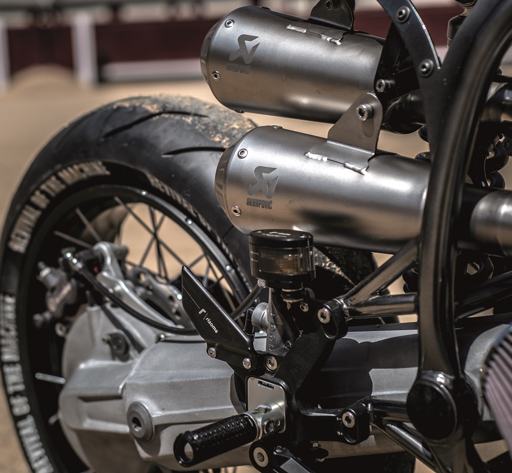 車尾裝上Arrapovic(蠍子管),而且這套排氣管還是YAMAHA YZF-R6專用的鈦合金排氣尾管