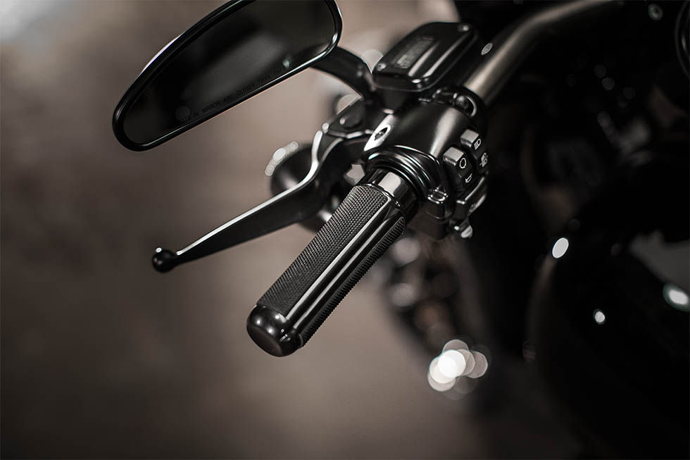 銳利的小後照鏡以及設置在把手下端的方向燈,徹底展現一股濃厚的old school風味