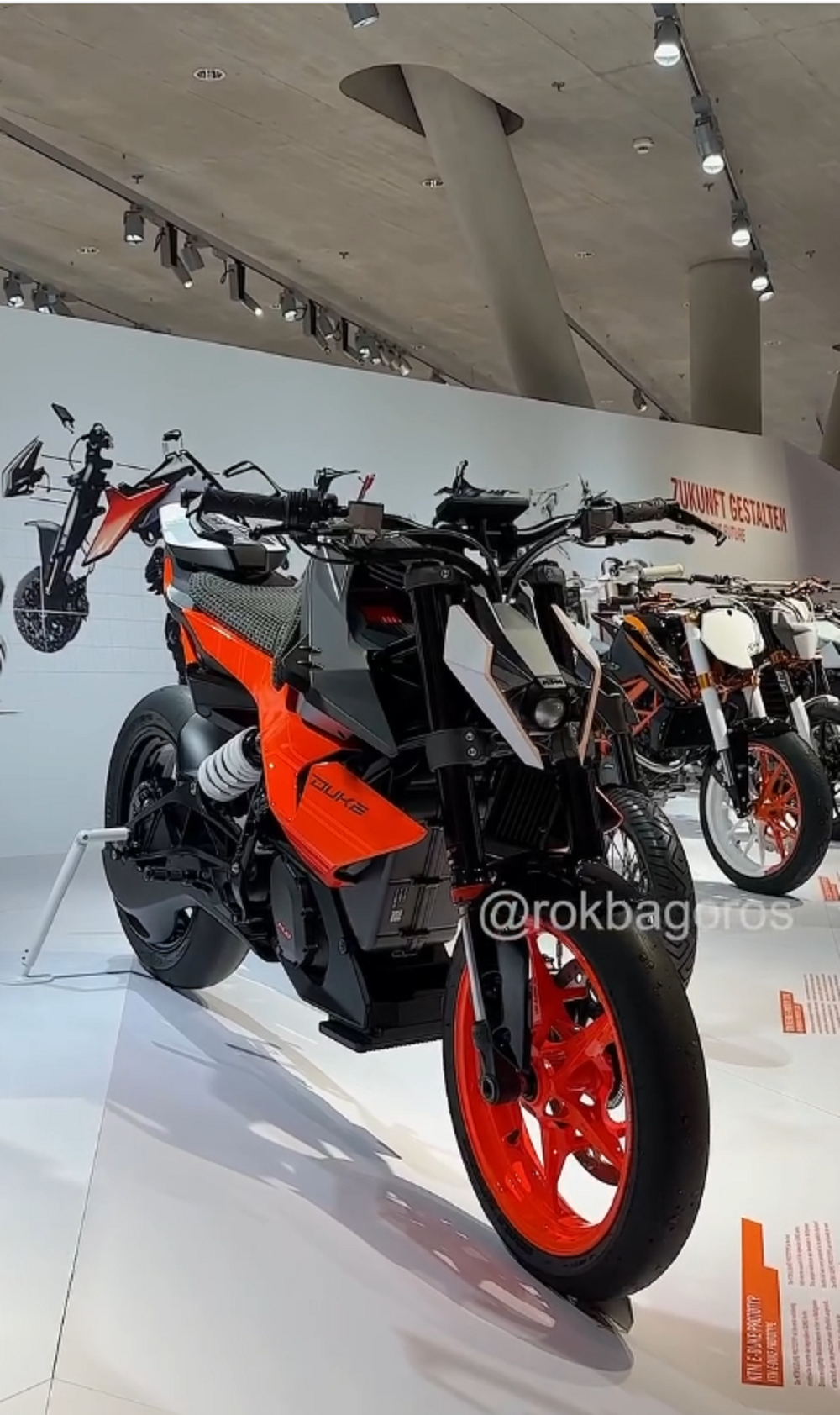 整輛車的外觀看起來相當帥氣，沒意外的話是一輛輕量級車款