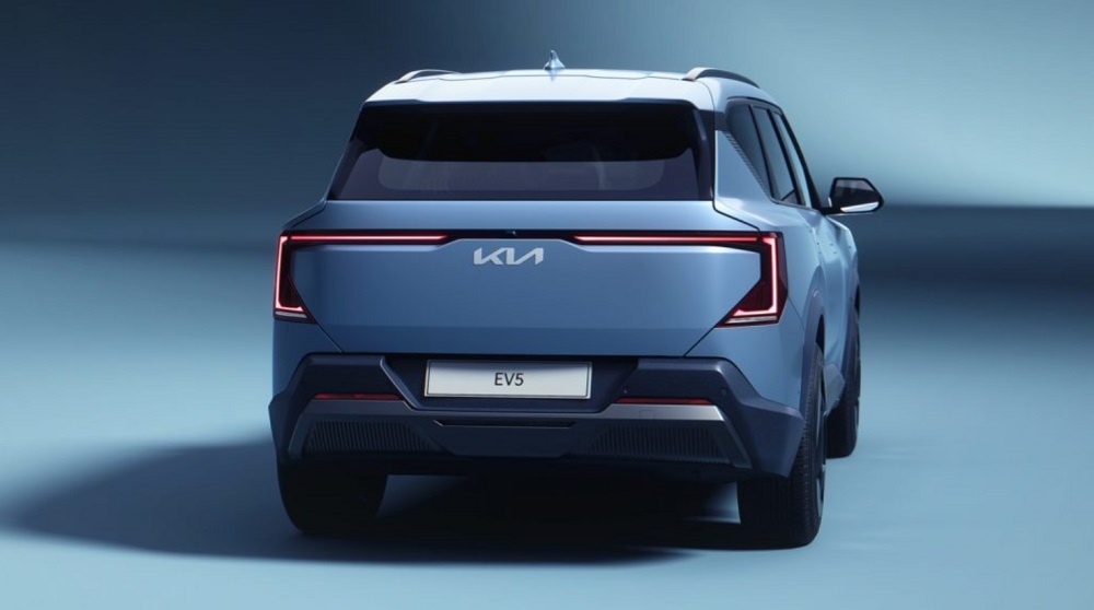 車尾造型與車頭造型相呼應,整體看起來相當方正