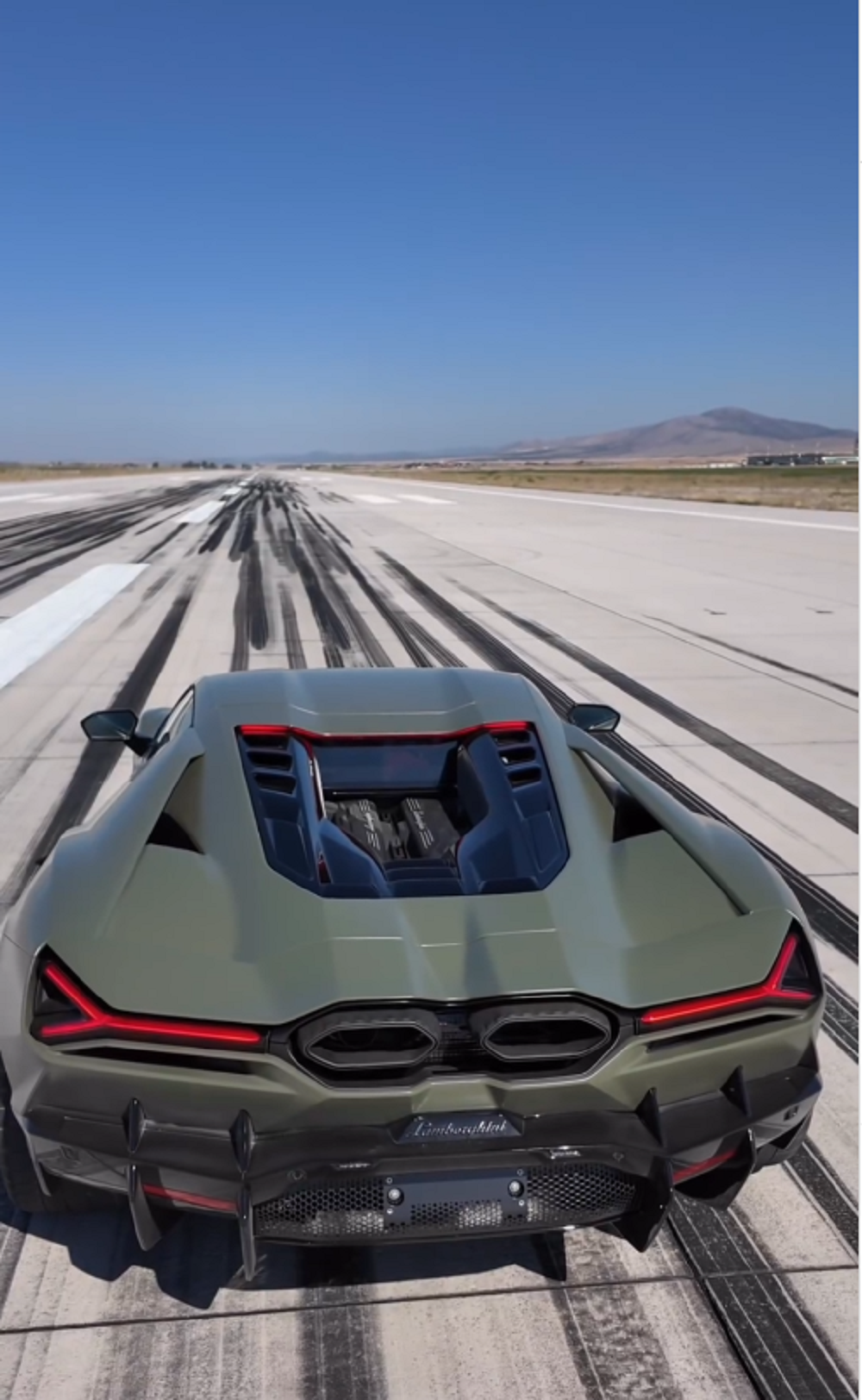 Zayn在兒童汽座上駕駛著一輛V12引擎的 Lamborghini