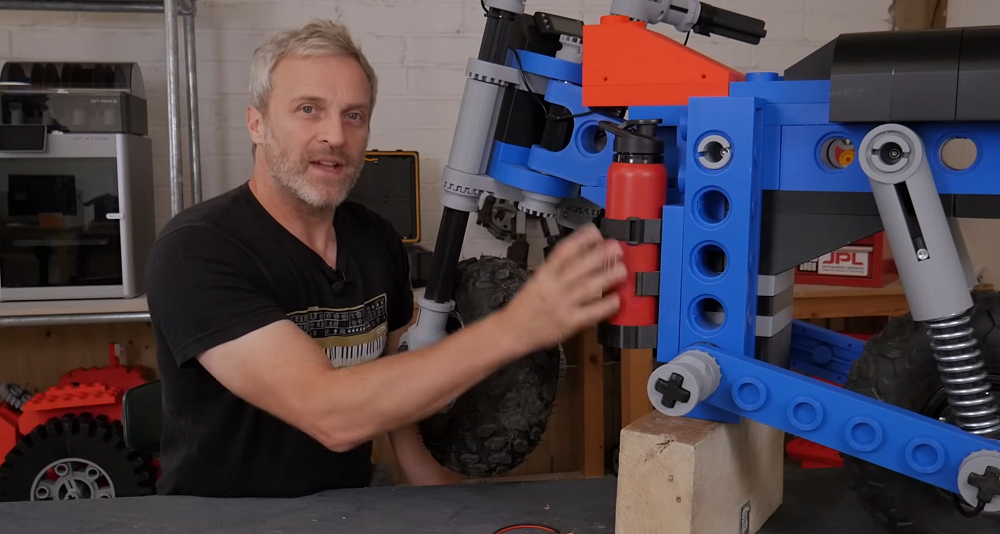 Matt Denton首先在車上裝上了一個鋰電池,作為車輛的動力來源