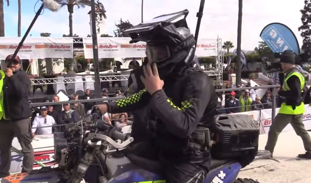 為了保持通訊,安全帽上裝上了Starlink衛星網路系統