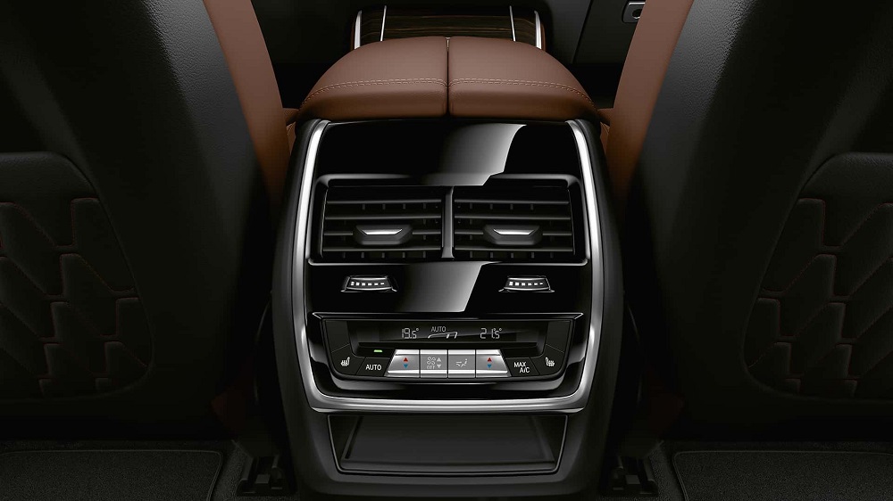 雖然採用四人座的配置,不過後座出風口還是保留著來提升後座乘客舒適性