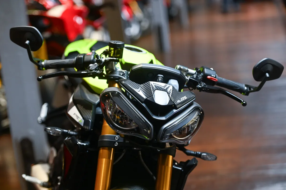 一直以來受到相當許多人愛戴的Triumpgh Street Triple車系最近推出了Moto2賽事等級的量產車型