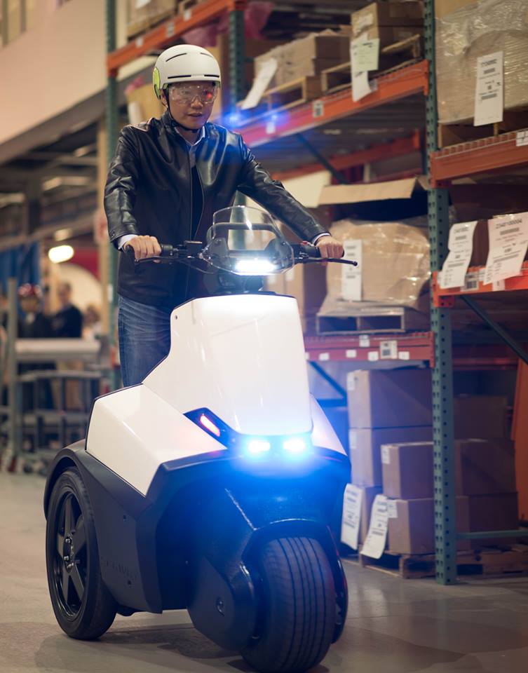 除了電動機車之外,雷軍也試乘了Segway旗下的其他電動代步車款
