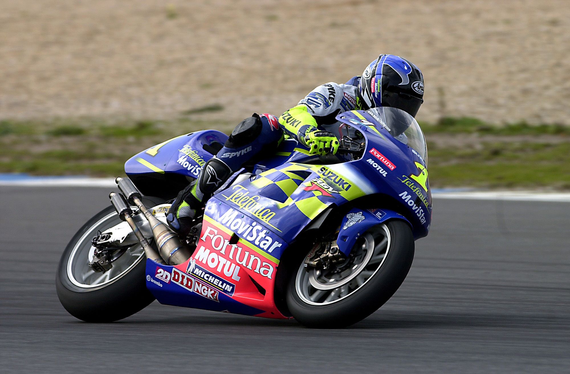 KENNY ROBERTS JR當年的冠軍塗裝還真的和Rossi Movistar YAMAHA有幾分相像