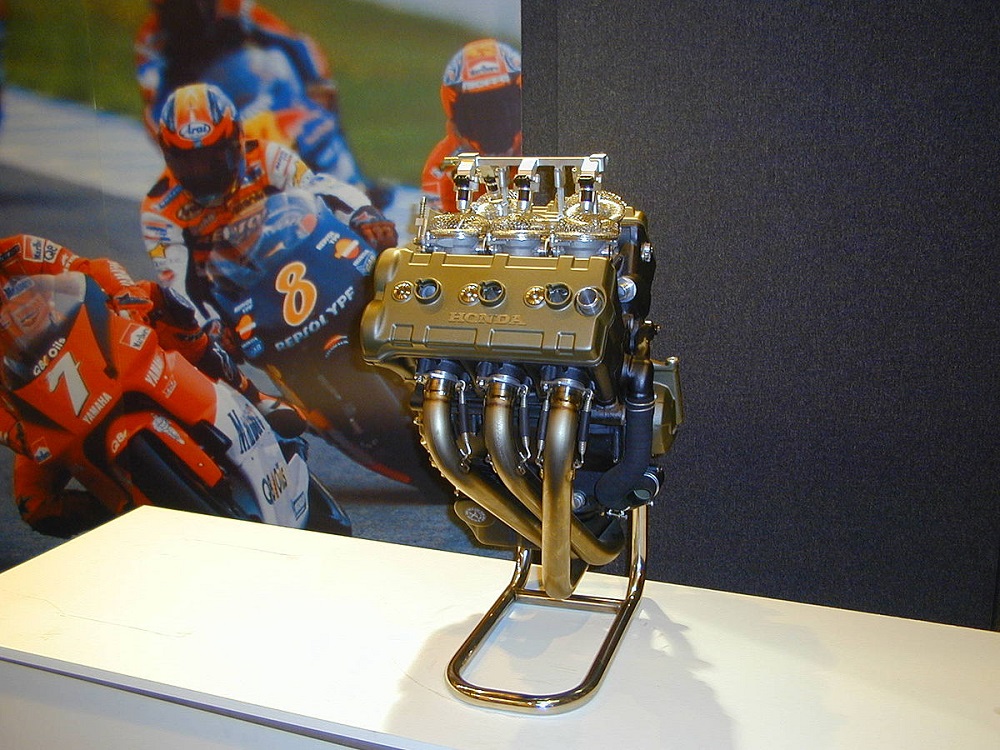 正當各家車廠紛紛往990c.c.三缸或六缸的設定前進時,Honda卻是開發出了這顆V5引擎並搭載到RC211V上