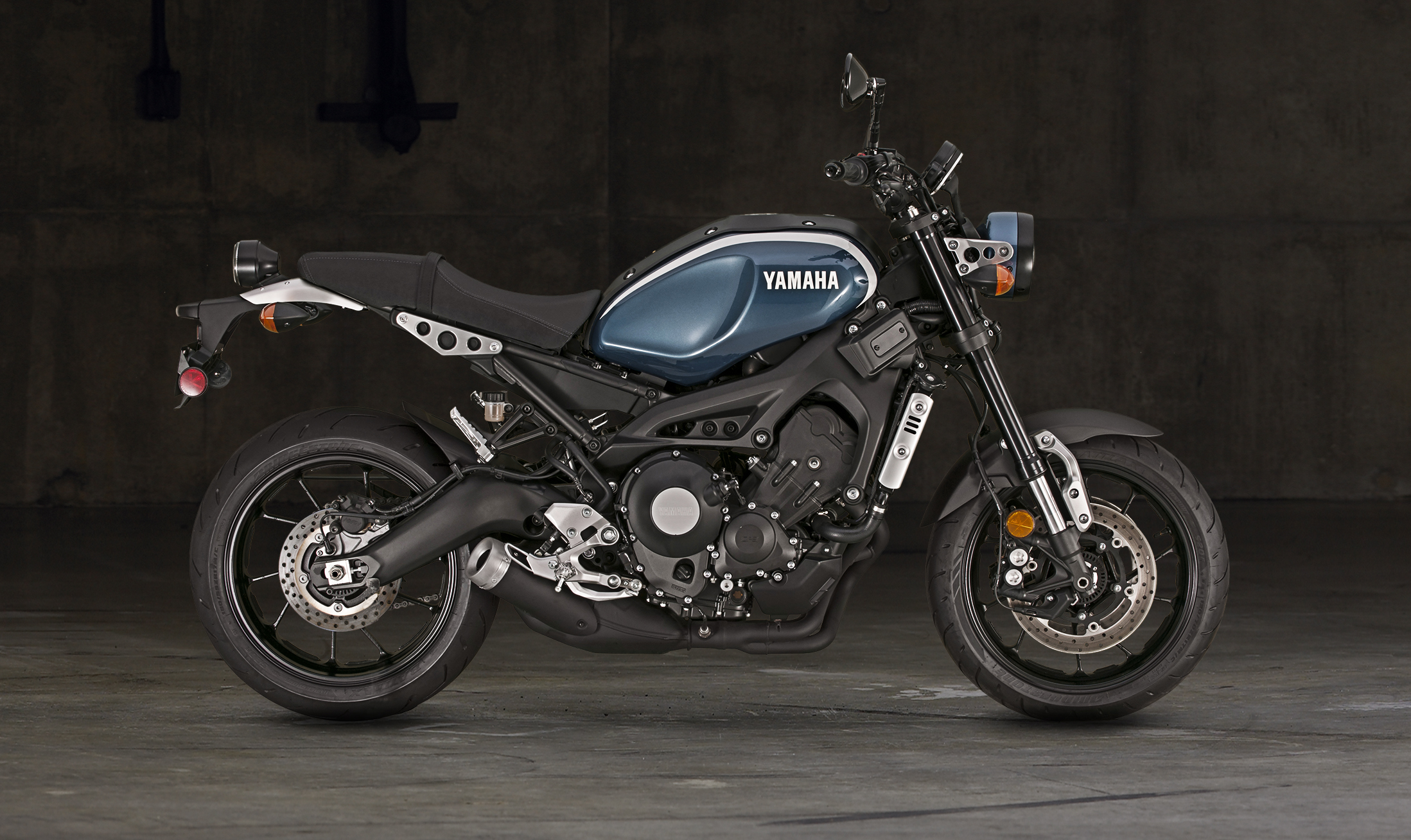 此刻市面上相同定位的唯一對手正是同鄉的YAMAHA XSR900,其動力來自MT-09 的直列三缸水冷引擎