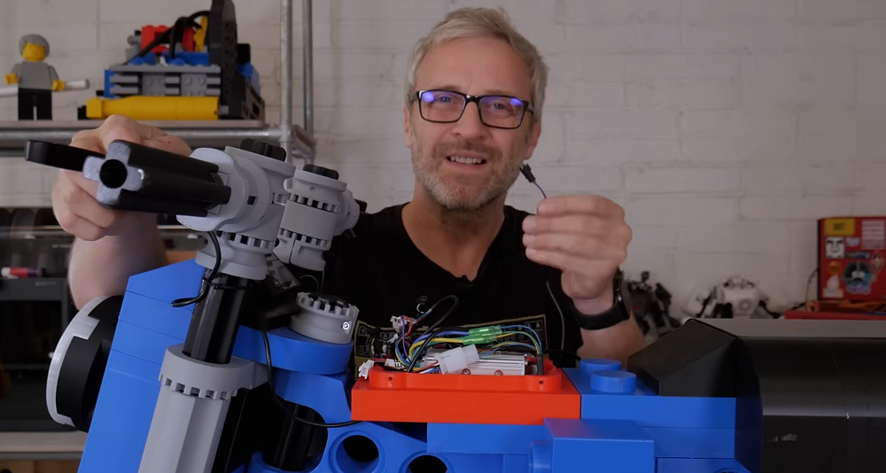 電線的部分全部都藏到了「油箱」的位子,減少電線外露的部分