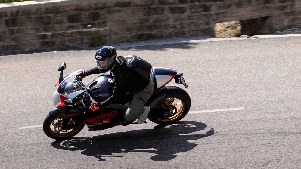 現代化的引擎配備,讓復古的RS250升級了不少