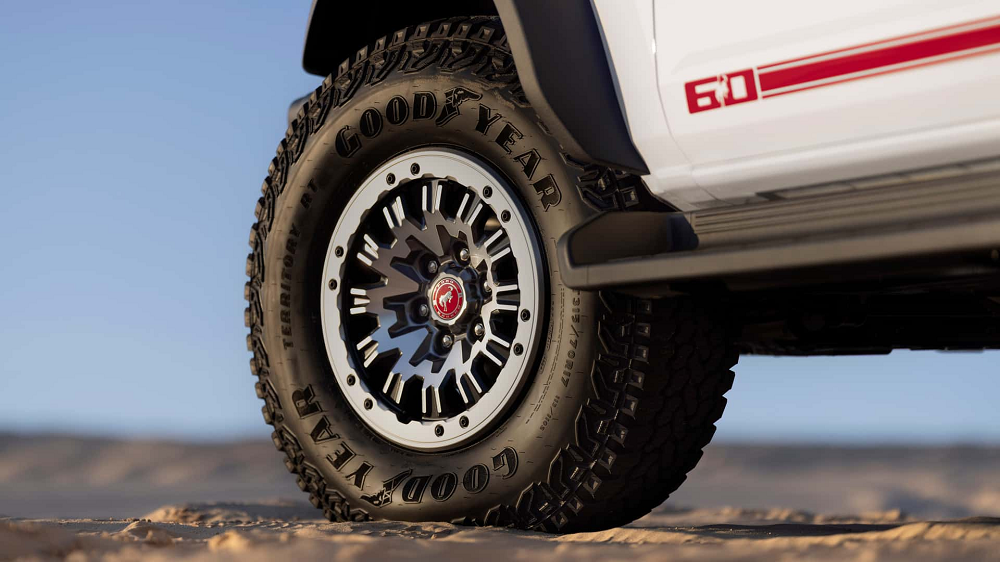 Bronco Outer Banks直接換上一個35吋的Goodyear輪胎，還有許多優秀的越野配備