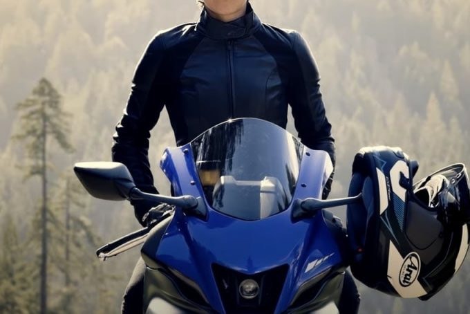 車頭的進氣口內居然有一顆魚眼頭燈