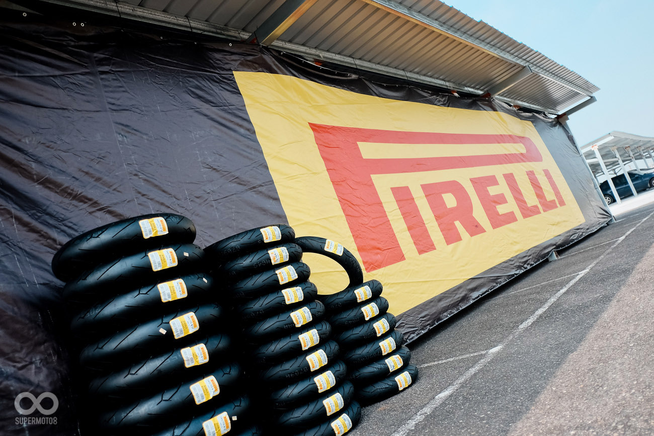 發表會場搭起的巨型PIRELLI LOGO外牆,氣勢十足
