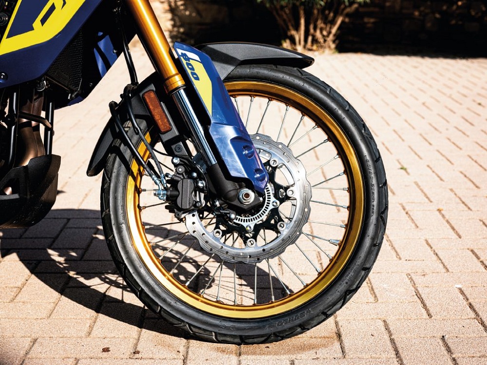 呼應著「為探索而生」的標語,用上了Showa 220mm懸吊和前後輪鋼絲框