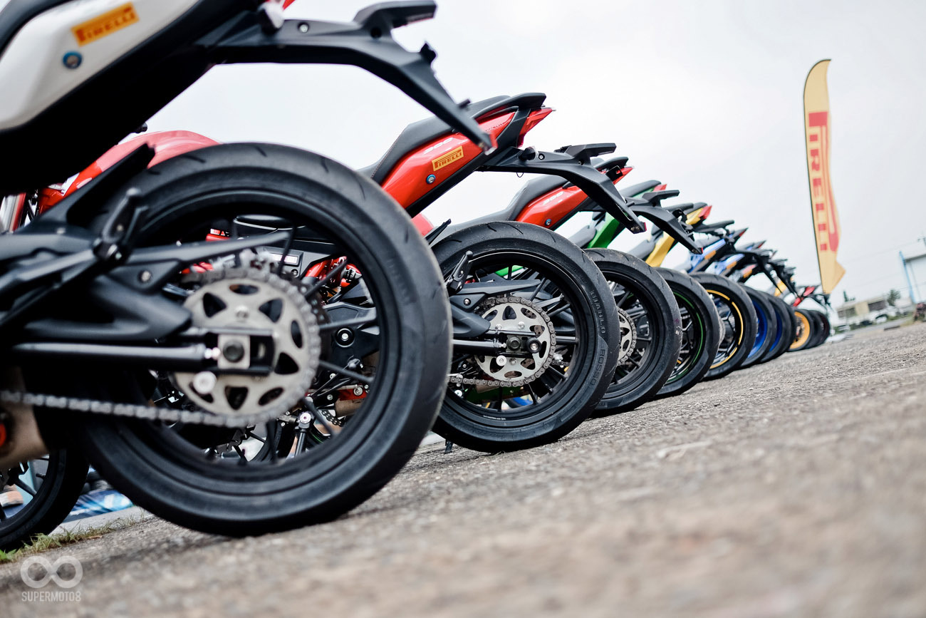 PIRELLI DIABLO ROSSO II SC與 DIABLO  SUPERCORSA SC 一字排開非常壯觀