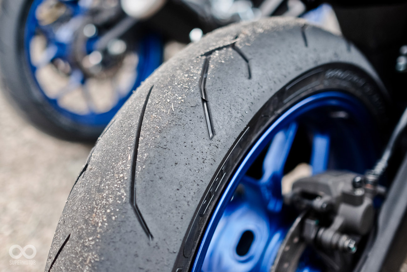 幾圈賽道騎乘後ROSSO II SC脫膠的狀況非常平均,也不會因過熱造成抓地力下滑