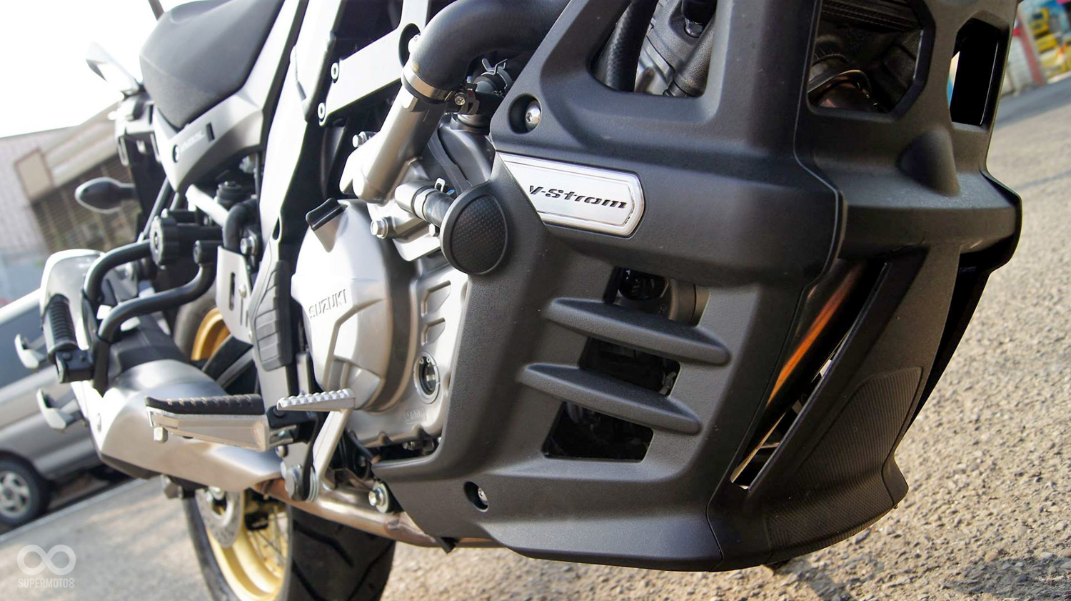 V-Strom 650XT原廠就裝備了引擎下護板，除了讓造型更為越野，在面對不良路面時也能避免碰撞造成車體受損
